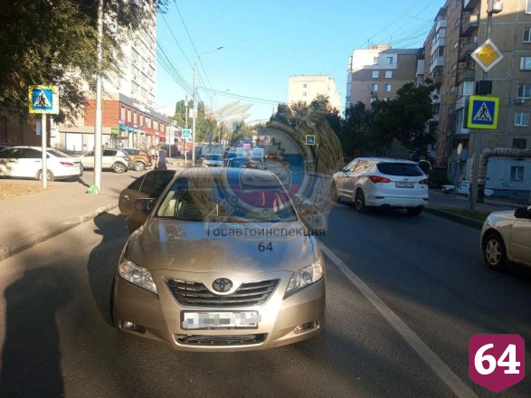 В Саратове водитель «Тойоты» сбил девушку с подростком