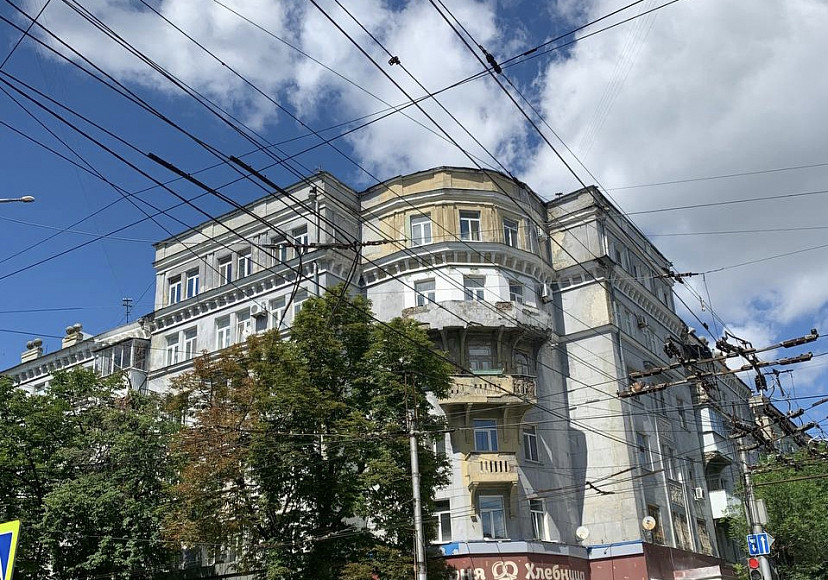 В центре Саратова частично обрушился балкон многоэтажки