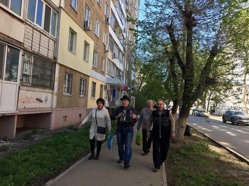 Жители под гармошку и народные песни провели субботник