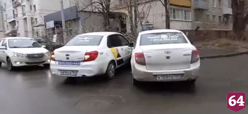 В Саратове таксисты не поделили перекресток