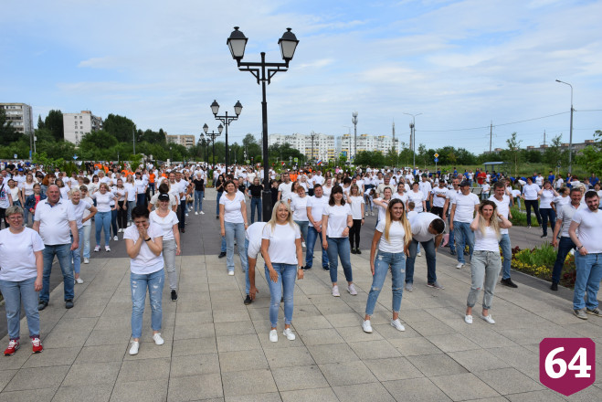 На зарядку с силачом в Саратове вышли 500 жителей