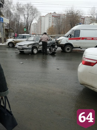 В Энгельсе машина «скорой» протаранила «Ладу»