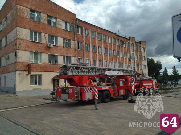 Саратовские пожарные эвакуировали 10 жильцов горящего дома