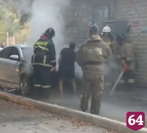 Полыхавшая на улице Саратова машина собрала толпу зевак
