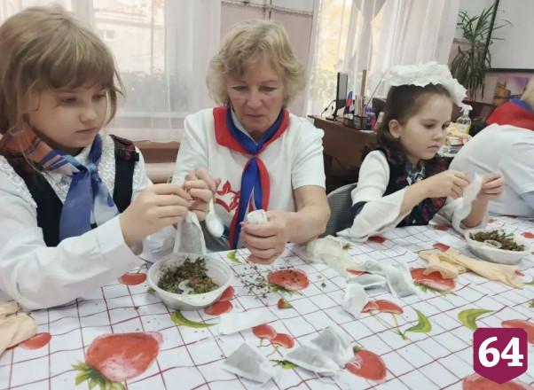 Саратовские пенсионеры со школьниками собрали душистый чай на фронт  