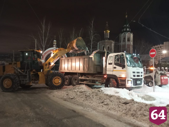 Снег в Саратове ночью убирали 225 единиц техники