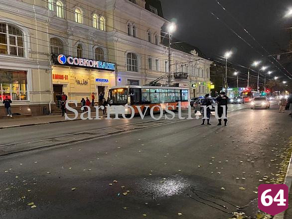 При возгорании трамвая в центре Саратова вспыхнули 3 автомобиля
