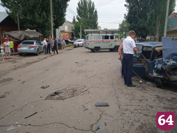 Под Саратовом иномарка протаранила два автомобиля и остановку