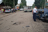 Под Саратовом иномарка протаранила два автомобиля и остановку