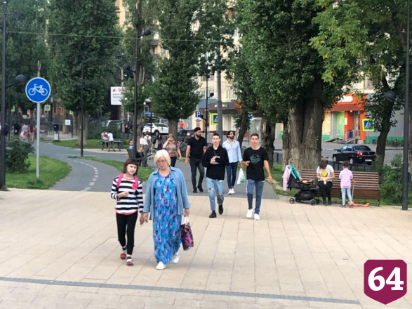 Жители Саратова снова вышли на прогулку без масок