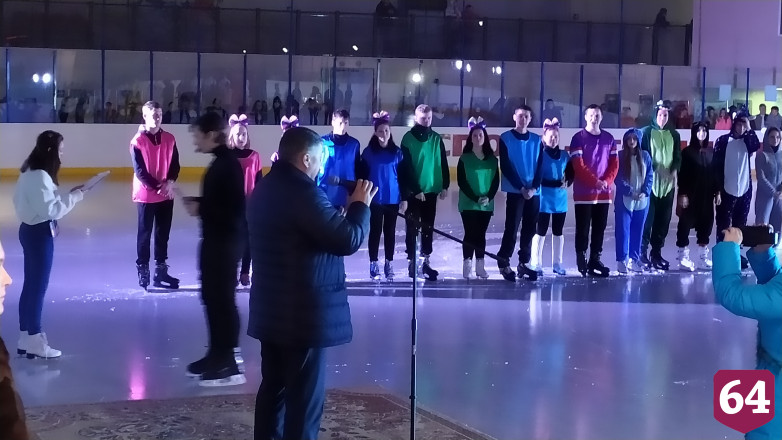 Вольская молодежь провела зажигательный марафон на льду