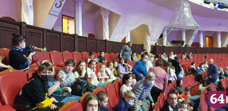 В Саратове детей из Донбасса сводили в цирк