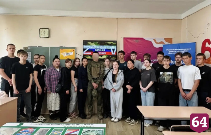 Саратовский боец рассказал молодежи о поддержке фронта всей страной