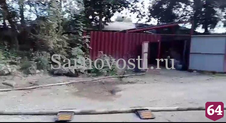 Саратовские пожарные тушат полыхающий дом на ВСО
