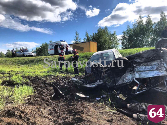 Под Саратовом в перевернувшейся легковушке погибла молодая пара