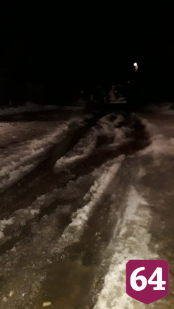 Дороги в саратовском поселке превратились в непроходимый каток