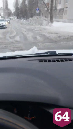 Автомобилисты пожаловались на ледяную кашу в центре Саратова