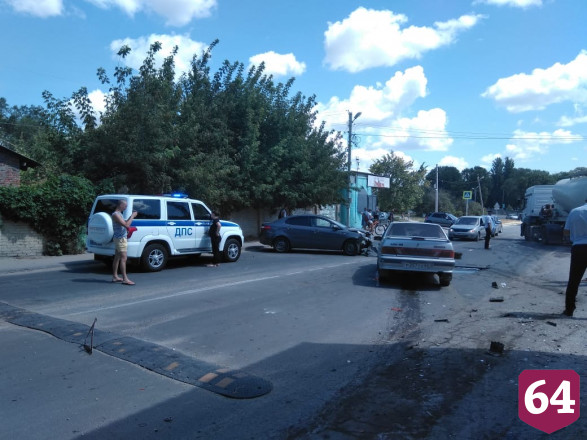 Уснувший водитель «Лады» протаранил иномарку у автобусной остановки