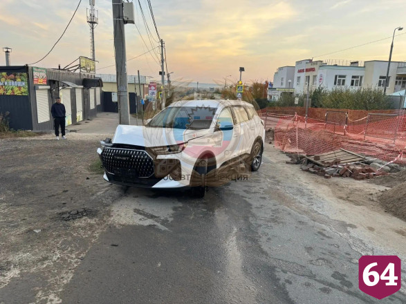 В Саратове кроссовер врезался в столб