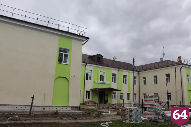 Депутат Госдумы раскритиковал подрядчика ремонта школы в Саратовской области