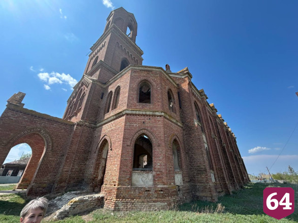 Глава района поручил составить дорожную карту по старинной кирхе под Саратовом