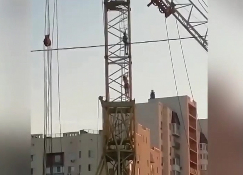 В Юбилейном дети устроили опасные игры на башенном кране