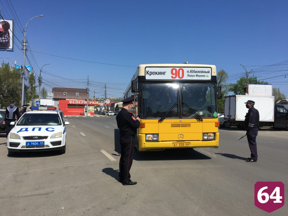 Автоинспекторы Саратова вручали водителям автобусов маски