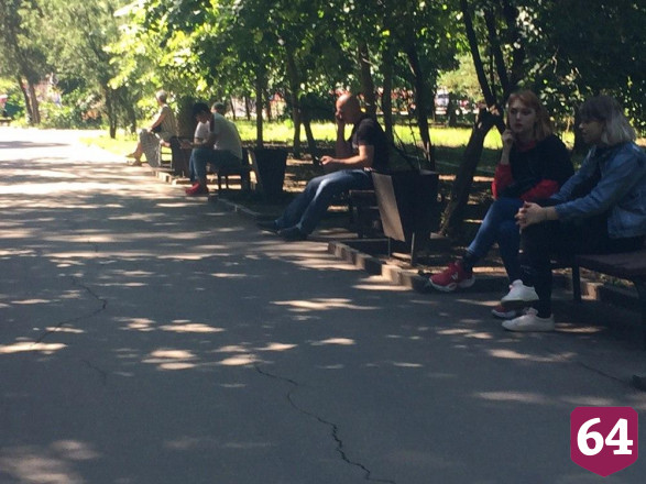 Саратовцы после открытия парков массово вышли на прогулки 