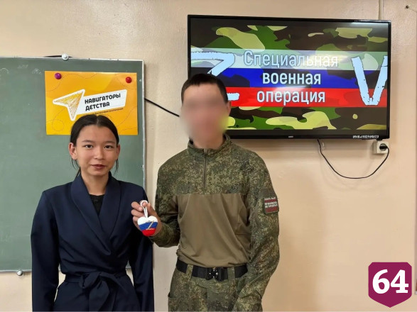 Саратовский боец рассказал молодежи о поддержке фронта всей страной