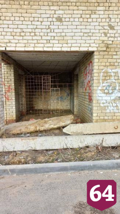 Жители Саратова заметили подростков на опасном долгострое