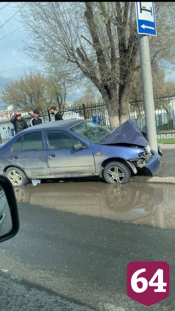 В Саратове водитель иномарки протаранил столб и сбежал с места ДТП