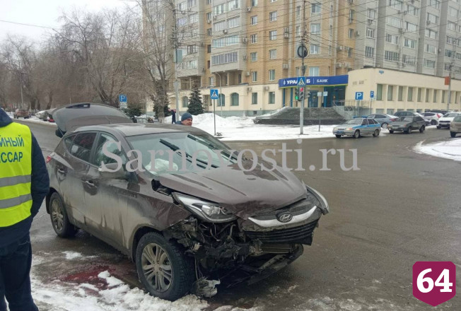 В центре Саратова опрокинулся автомобиль
