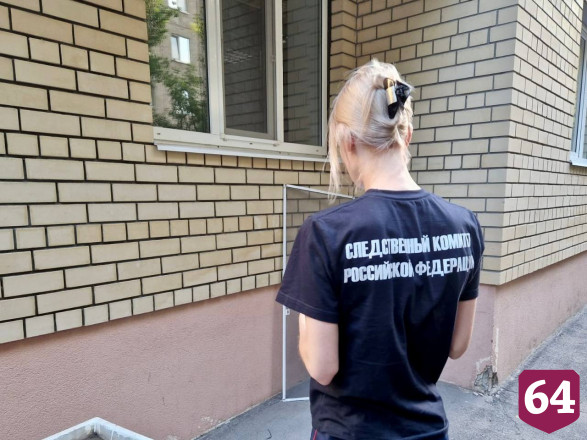 В Саратове из окна 4-го этажа упала 5-летняя девочка