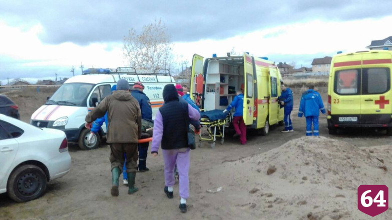 Спасатели извлекли из-под рухнувшего каркаса двух человек