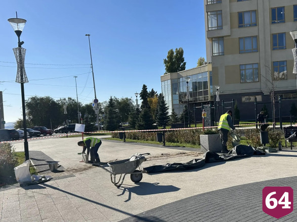 В Саратове с памятника Петру I убрали нецензурную надпись