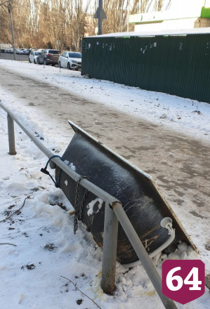 Саратовцев удивила прикованная цепью ванна около драмтеатра