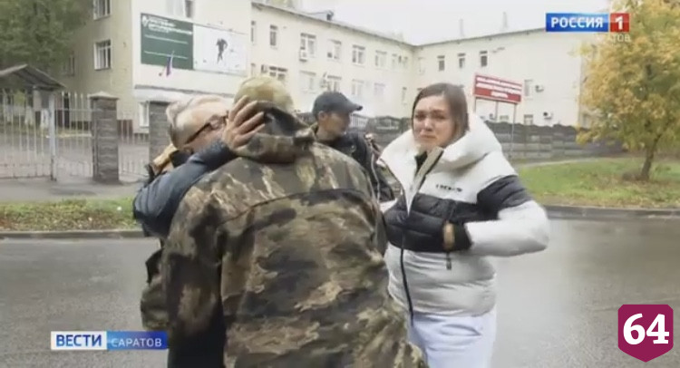 В Саратове мобилизованных пришли провожать жены и дети
