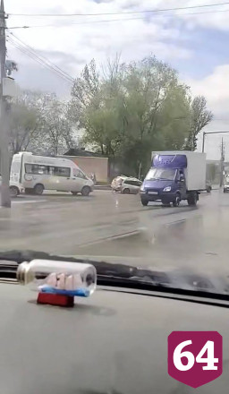 В Елшанке иномарка угодила в дорожную ловушку