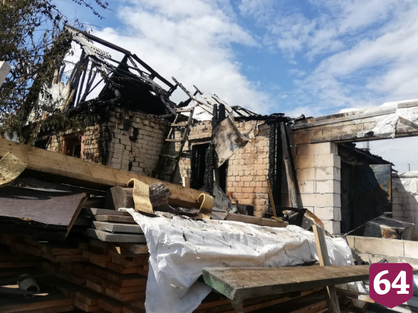 В Саратовской области огонь уничтожил 2 частных дома 
