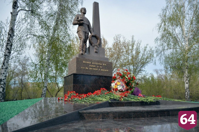 Саратовский губернатор почтил память погибших в Великой Отечественной войне