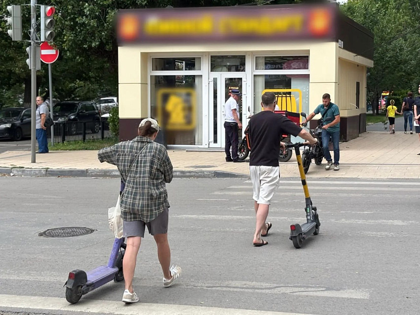 В центре Саратова ловили нарушителей на электросамокатах