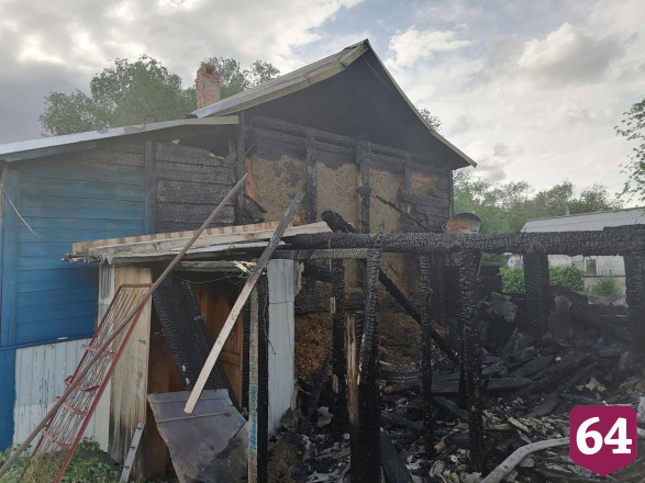 На пожаре в частном доме под Саратовом пострадал мужчина