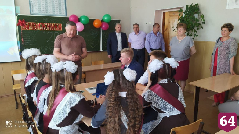 Спикер областной думы поздравил выпускников с окончанием школы