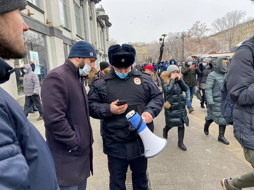 Участники незаконной акции в Саратове обматерили полицейских