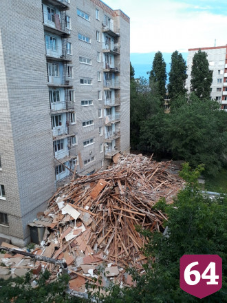 Общежитие в Саратове по второй этаж завалили строительным мусором