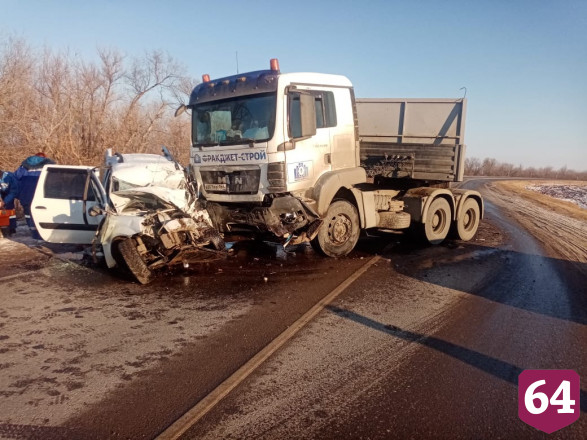 В аварии с фурой под Саратовом погибли водитель и пассажиры «Ларгуса»