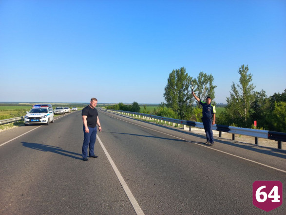 Под Саратовом на трассе перевернулась фура и остановила движение 