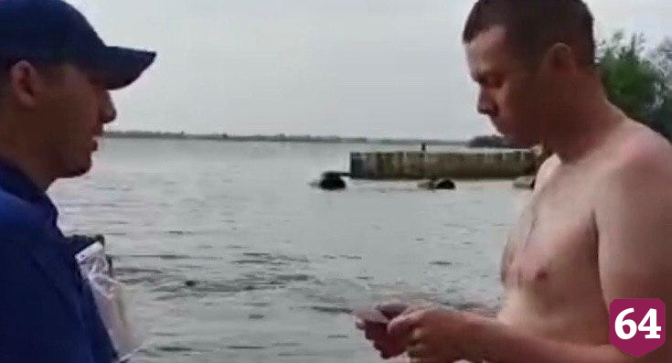 Спасатели в громкоговоритель попросили саратовцев не выпивать на пляже