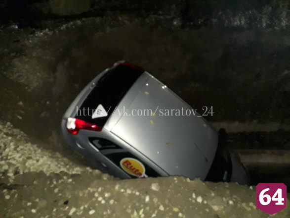В Саратове ночью автомобиль такси попал в коммунальную траншею 