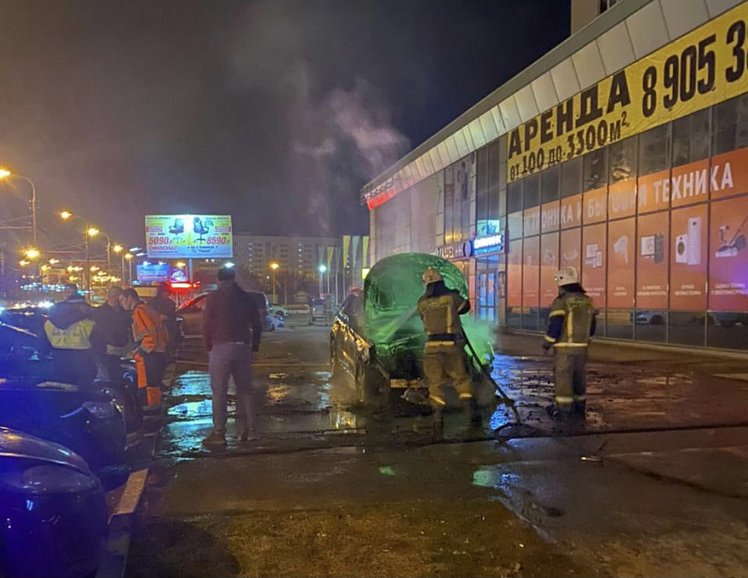 У жилого дома на Тельмана сгорела иномарка